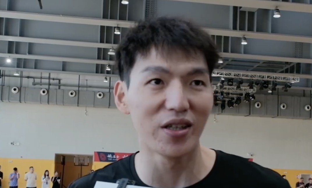 img, 在接受采访