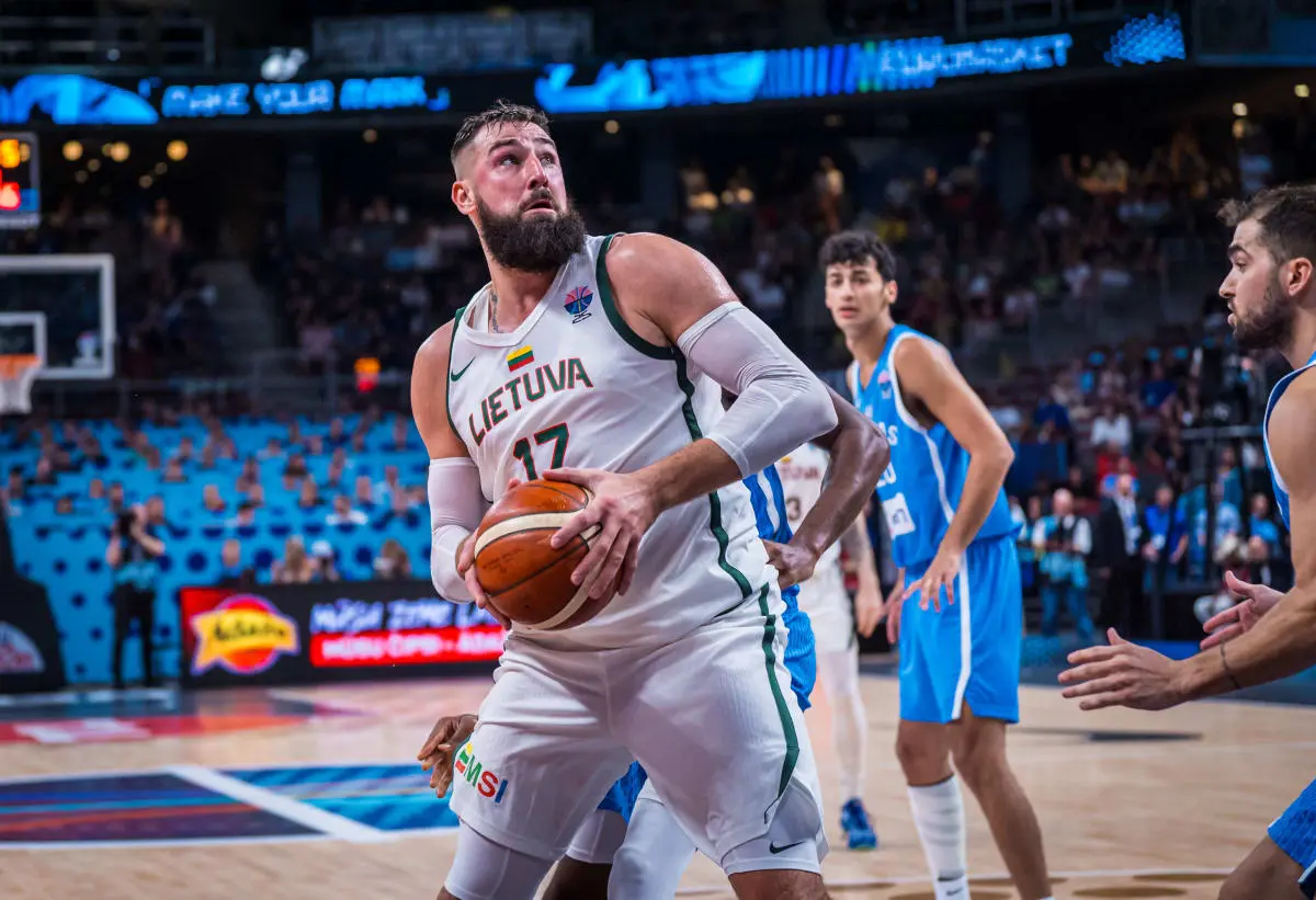 员敢打敢拼, 申京尽显大